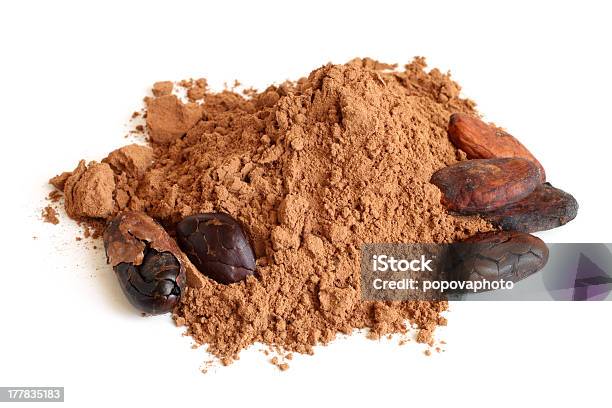 Granos Y Polvo De Cacao Foto de stock y más banco de imágenes de Fondo blanco - Fondo blanco, Molido, Blanco - Color