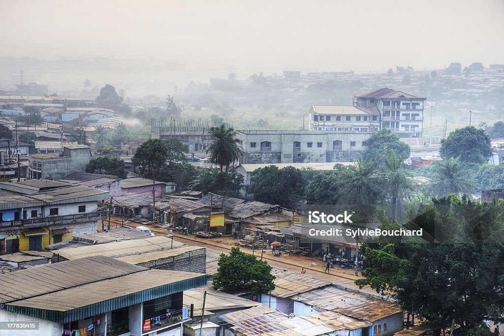 Большой Африканского city at dawn - Стоковые фото Камерун - Центральная Африка роялти-фри