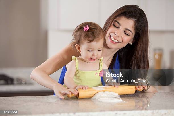 Mamá Y Bebé Niña Cocina Foto de stock y más banco de imágenes de Bebé - Bebé, Encimera de cocina, Adulto