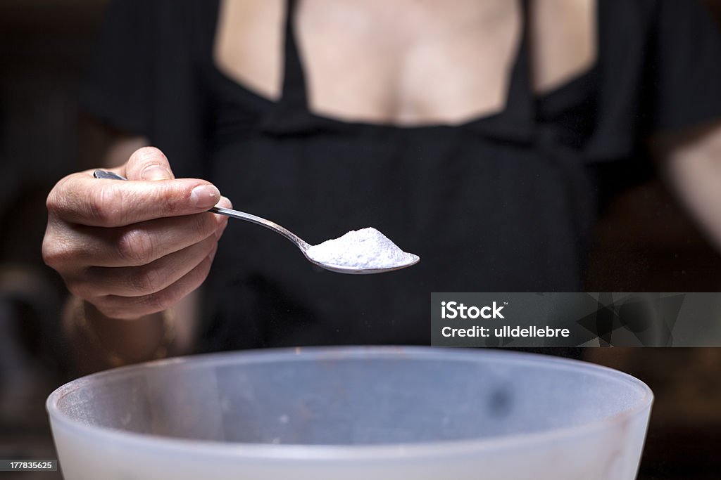Добавление сахара в Кляр - Стоковые фото Белый роялти-фри