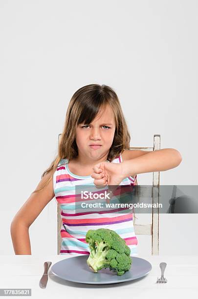 Fruncir El Ceño Malestar Chica Con Su Verduras Foto de stock y más banco de imágenes de Brécol - Brécol, Comer, Comida sana