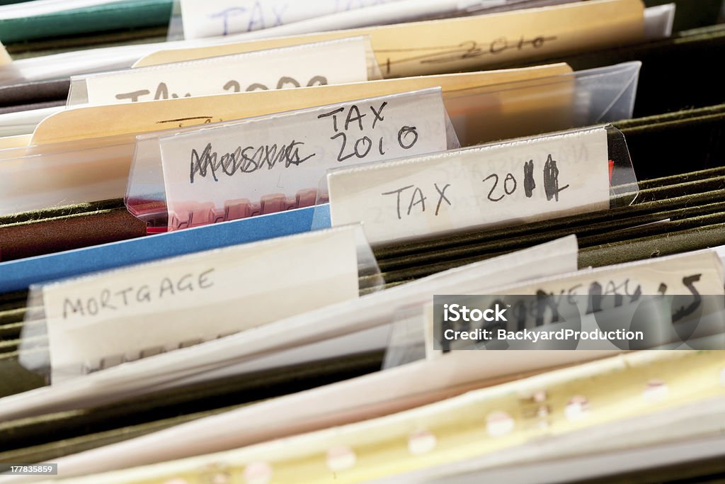 Casa de artesanía archivo de carpetas con documentos de impuestos - Foto de stock de Abierto libre de derechos