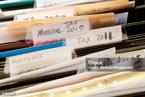 Casa De Artesanía Archivo De Carpetas Con Documentos De Impuestos Foto de stock y más banco de imágenes de Abierto