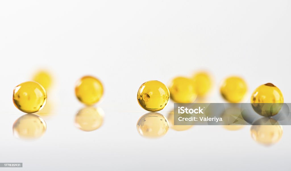 Capsule giallo, isolato su bianco - Foto stock royalty-free di Capsula