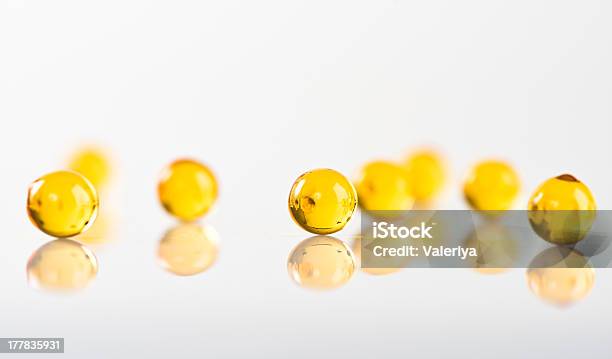 黄色のカプセル白で分離 - カプセル剤のストックフォトや画像を多数ご用意 - カプセル剤, ビタミン類, ヘルスケアと医療