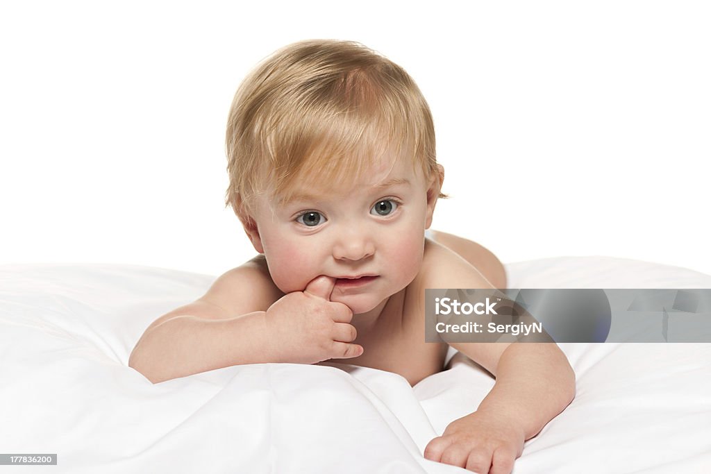 Задумчивый ребенок Мальчик в постель - Стоковые фото 6-11 месяцев роялти-фри