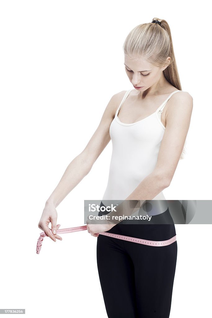 Молодая блондинка женщина, измерения талии, изолированные на белом - Стоковые фото 25-29 лет роялти-фри