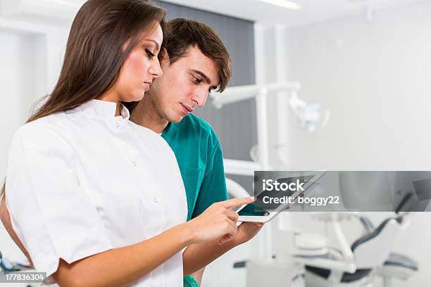 Dentyści Z Tabletką - zdjęcia stockowe i więcej obrazów Asystentka stomatologiczna - Asystentka stomatologiczna, Badanie lekarskie, Dentysta