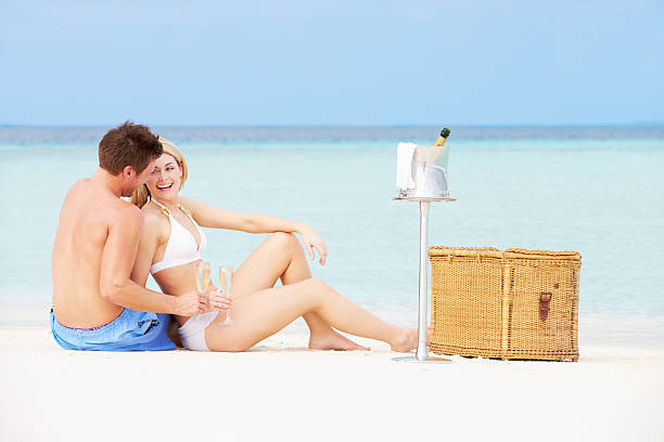 пара на пляже с роскошью шампанское пикник - male swimwear cooler 20s стоковые фото и изображения