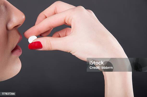 Tomar Comprimido - Fotografias de stock e mais imagens de Mulheres - Mulheres, Perfil - Vista Lateral, Pílula Anticoncepcional