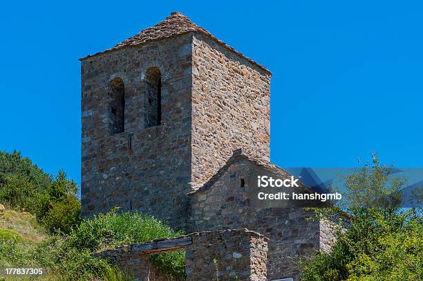 Pequeña Iglesia Sala Romanesque Foto de stock y más banco de imágenes de Aire libre - Aire libre, Aldea, Arbusto