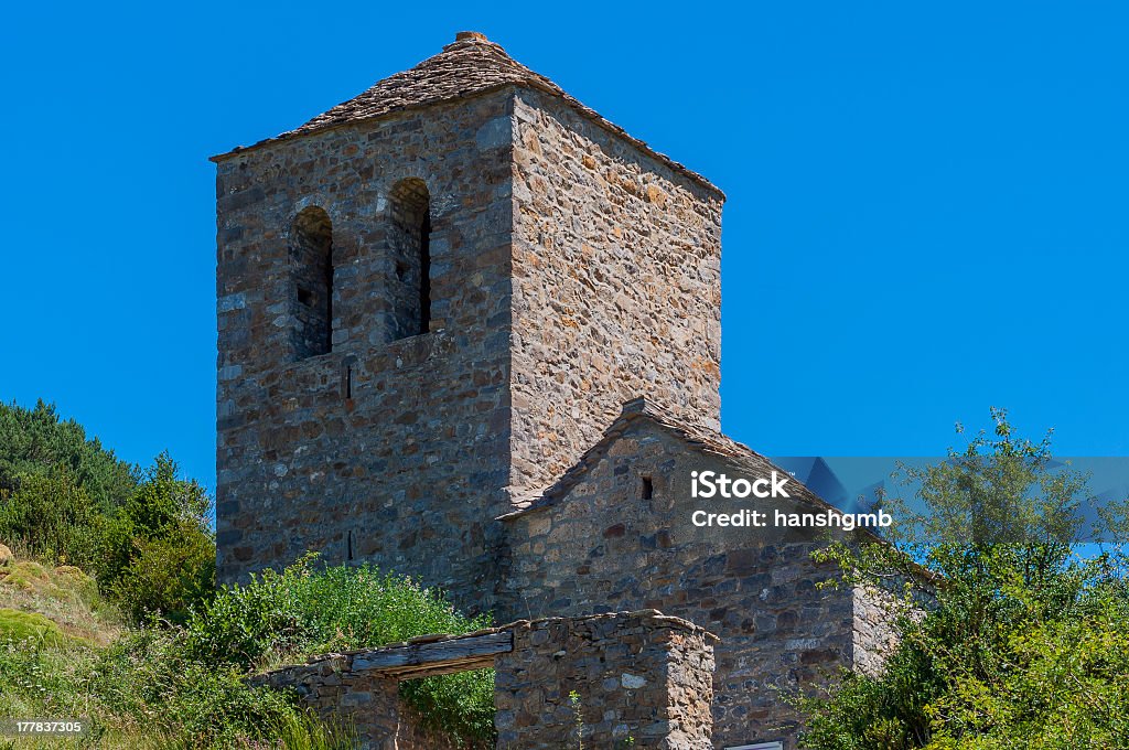 Piccola chiesa romanica - Foto stock royalty-free di Albero
