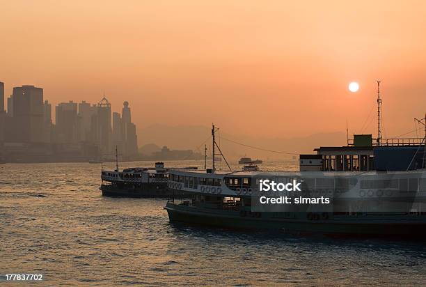 Hong Kong Al Tramonto - Fotografie stock e altre immagini di Acqua - Acqua, Ambientazione esterna, Arancione
