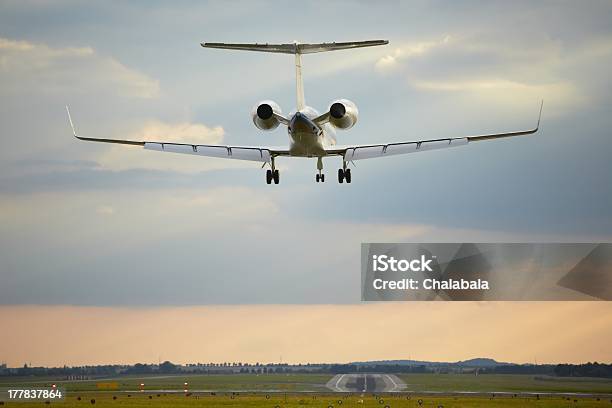 Atterraggio - Fotografie stock e altre immagini di A mezz'aria - A mezz'aria, Aereo di linea, Aereo privato