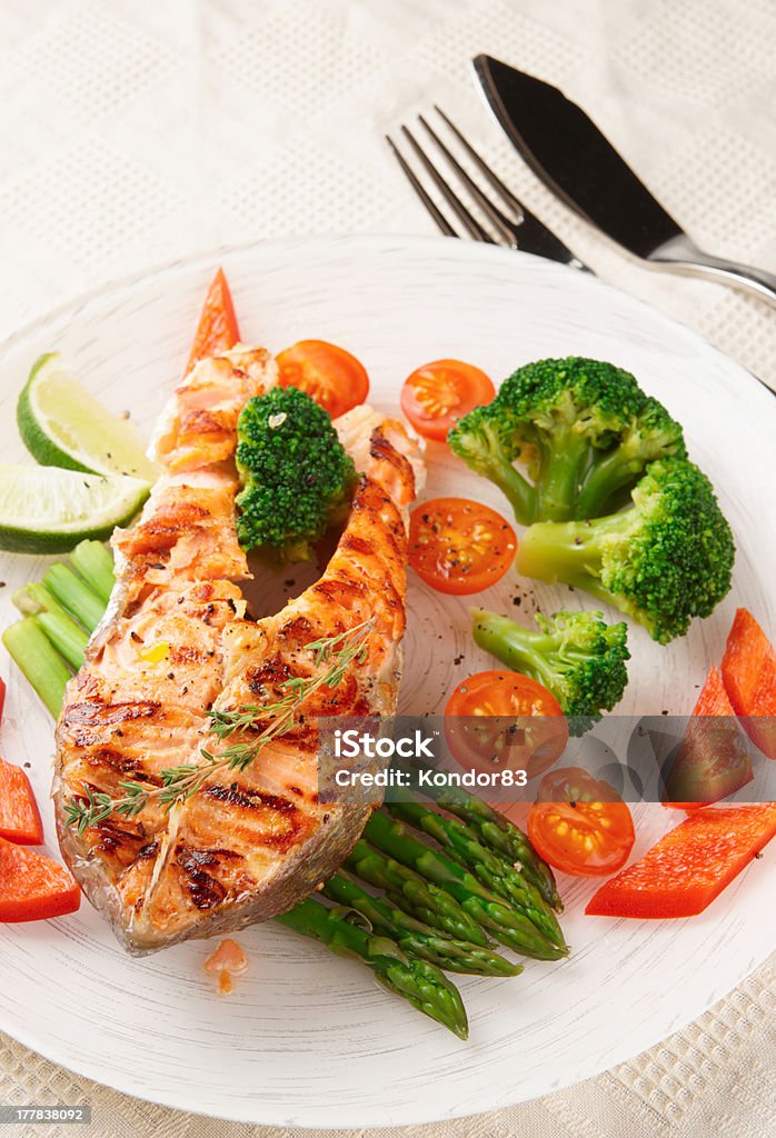 Salmão grelhado de bifes num prato na mesa - Royalty-free Alimentação Saudável Foto de stock