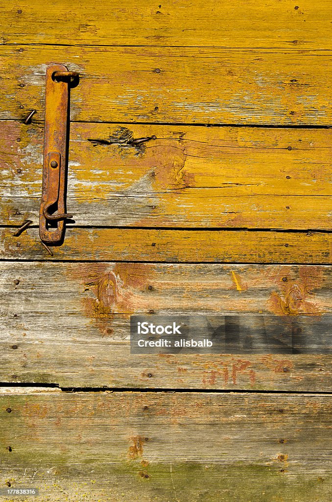 Velha porta de celeiro de fazenda de madeira fundo - Foto de stock de Abstrato royalty-free