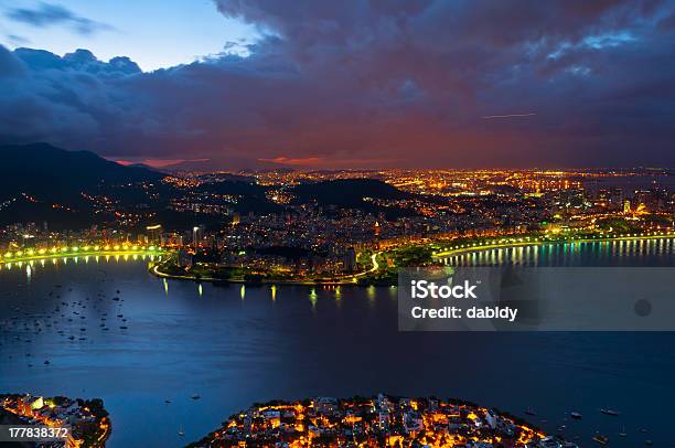 Rio De Janeiro En La Noche Foto de stock y más banco de imágenes de Aire libre - Aire libre, Anochecer, Bahía de Guanabara