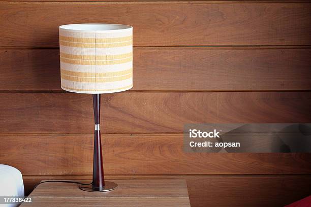 Tischlampe Im Schlafzimmer Stockfoto und mehr Bilder von Beistelltisch - Beistelltisch, Bett, Nachttisch