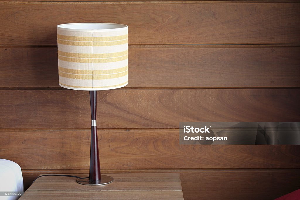 Luminária de mesa no quarto - Foto de stock de Cama royalty-free