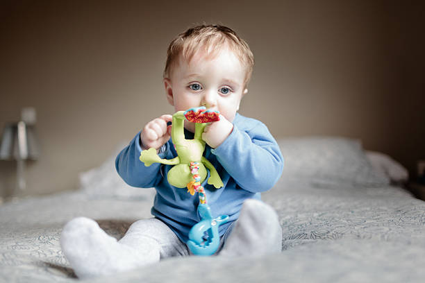 Bebé jugando con un juguete - foto de stock