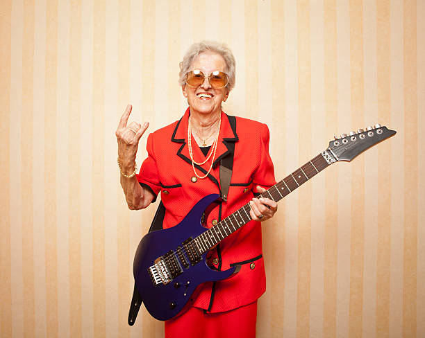 cool moda vecchio lady con chitarra elettrica - plucking an instrument foto e immagini stock