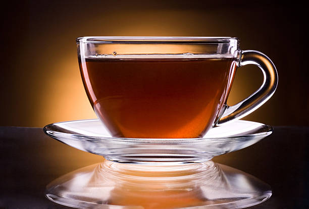 taza de té negro aislado sobre un fondo oscuro - tea cup cup china saucer fotografías e imágenes de stock