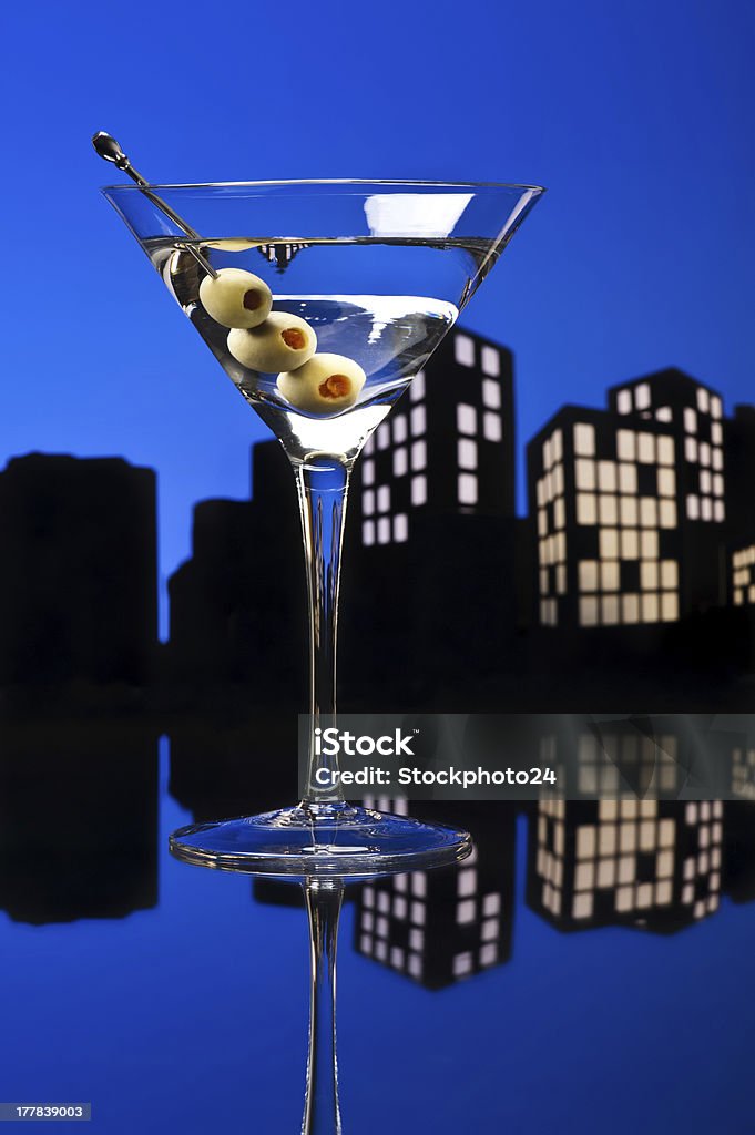 Metropolis martinis con Vodka - Foto de stock de Aceituna libre de derechos