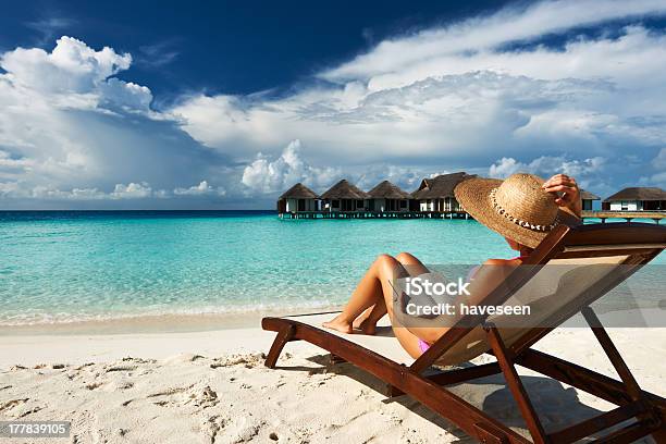 Photo libre de droit de Jeune Femme Lisant Un Livre À La Plage banque d'images et plus d'images libres de droit de Adulte - Adulte, Assis, Atoll de Malé Sud