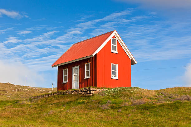 яркий красный сайдинг дом в исландии - on top of grass scenics field стоковые фото и изображения