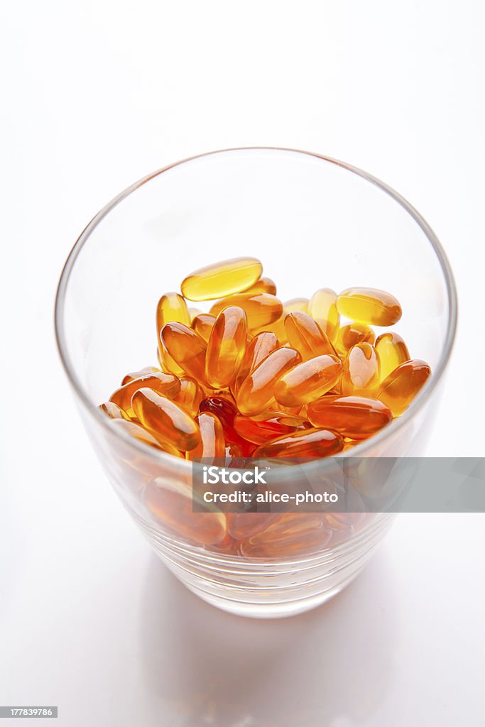 capsule di olio di vitamina di pesce isolato su sfondo bianco - Foto stock royalty-free di Alimentazione sana