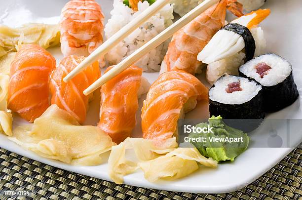 Photo libre de droit de Assiette De Sushis Gros Plan banque d'images et plus d'images libres de droit de Aliment - Aliment, Aliment cru, Aliments et boissons