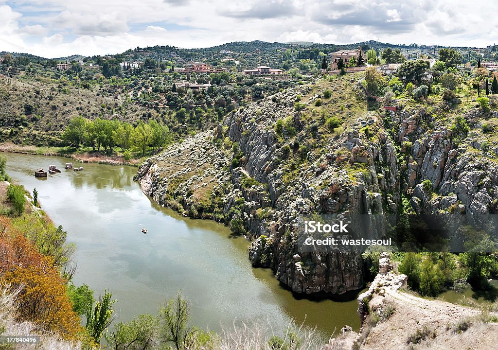 O Rio Tejo flui através de Toledo, Espanha - Foto de stock de Bosque - Área arborizada royalty-free