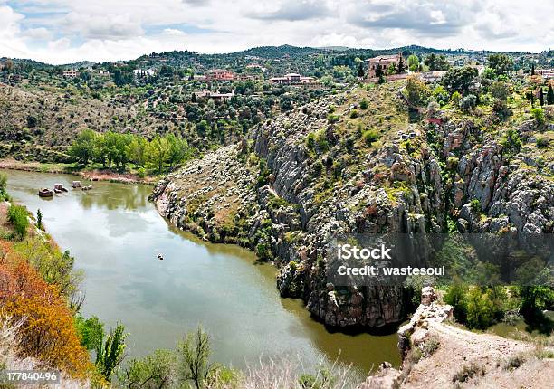 Foto de O Rio Tejo Flui Através De Toledo Espanha e mais fotos de stock de Bosque - Área arborizada - Bosque - Área arborizada, Casa, Cena Não-urbana