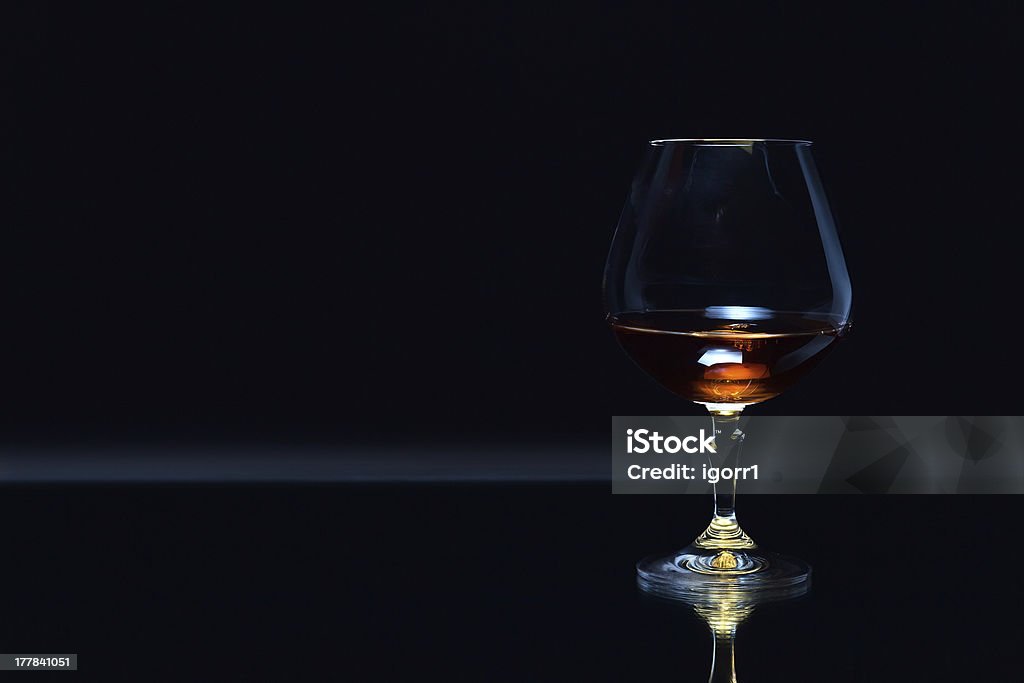 snifter con brandy - Foto de stock de Coñac libre de derechos