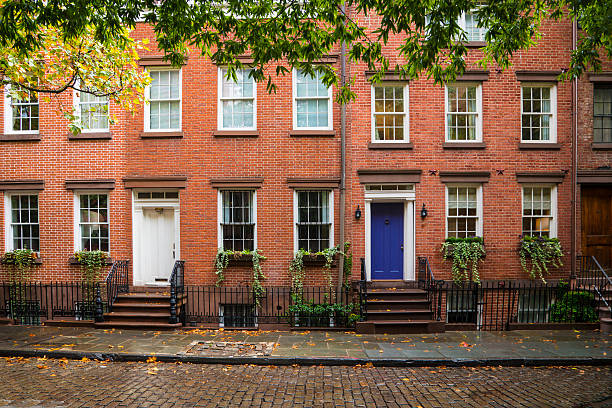 edificios de apartamentos de greenwich village, nueva york - greenwich village fotografías e imágenes de stock