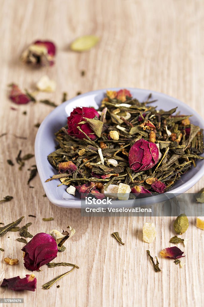 Thé vert avec des fruits, des épices, des pétales de rose et des feuilles de bambou - Photo de Bouton de fleur libre de droits