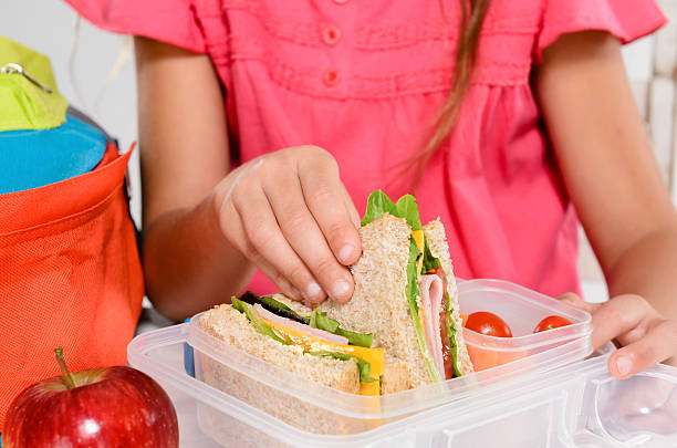 criança remover wholemeal sanduíche fora de lunchbox - child human hand sandwich lunch box imagens e fotografias de stock