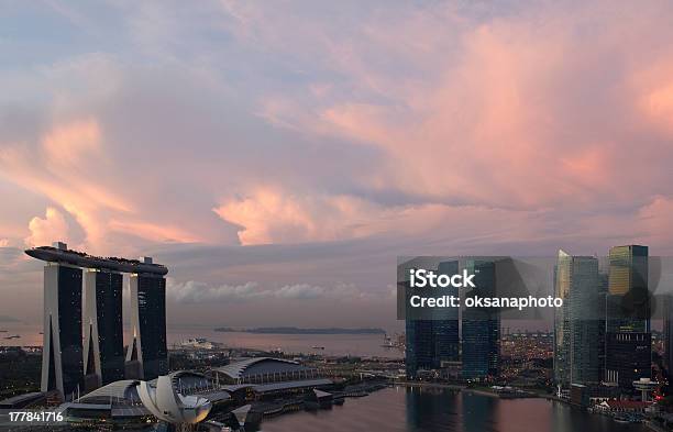 Foto de Cingapura e mais fotos de stock de Alto - Descrição Geral - Alto - Descrição Geral, Arquitetura, Arranha-céu
