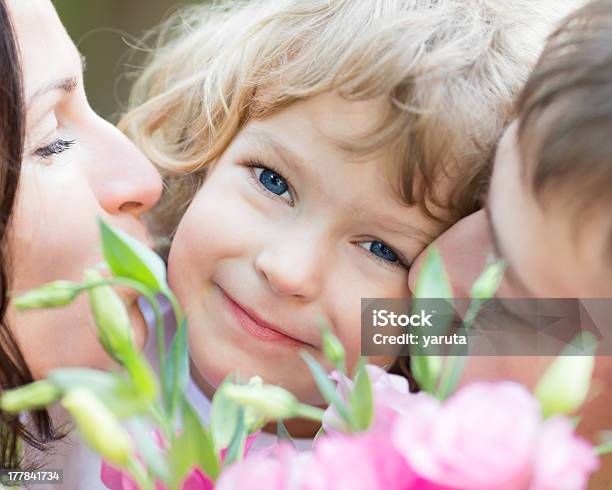 Familie Spaß Stockfoto und mehr Bilder von Attraktive Frau - Attraktive Frau, Beide Elternteile, Blume