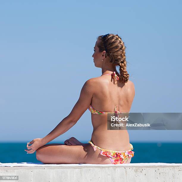 매력적인 여성 수영복 하고 요가 유클리드의 바다빛 건강한 생활방식에 대한 스톡 사진 및 기타 이미지 - 건강한 생활방식, 금발 머리, 낮
