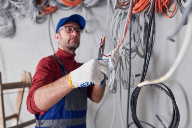 электрик работает на проводной системе на строительной площадке. - electricity chaos cable connection стоковые фото и изображения