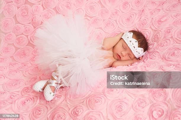 Neugeborenes Baby Mädchen Tragen Weißen Ballerina Ballettröckchen Stockfoto und mehr Bilder von 0-11 Monate