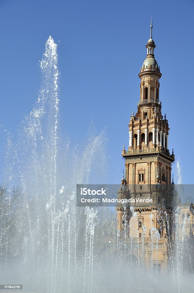 Fonte da Plaza de Espana, em Sevilha, Espanha - Foto de stock de Andaluzia royalty-free