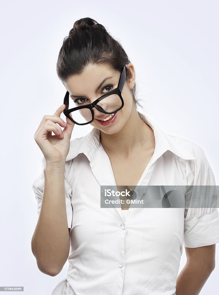 Śmiech dziewczyny w okulary na tle neutralne - Zbiór zdjęć royalty-free (20-24 lata)