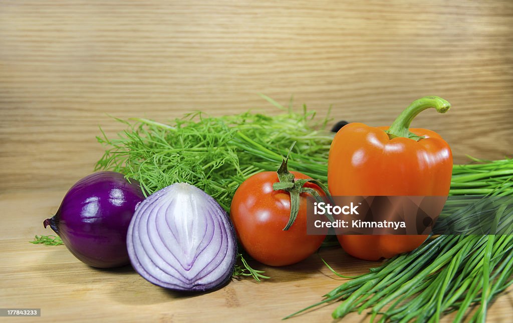 Vegetales sobre un fondo de madera - Foto de stock de Alimento libre de derechos