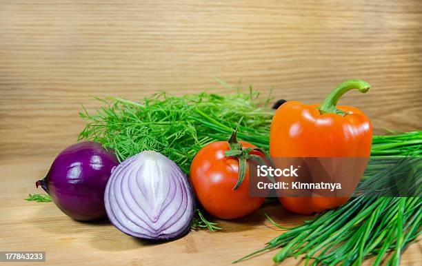 Vegetales Sobre Un Fondo De Madera Foto de stock y más banco de imágenes de Alimento - Alimento, Cebolla, Comida sana