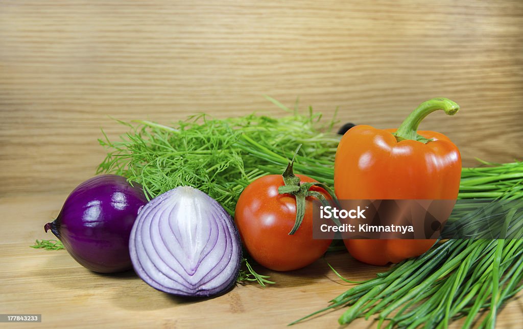 Verdure su sfondo in legno - Foto stock royalty-free di Alimentazione sana