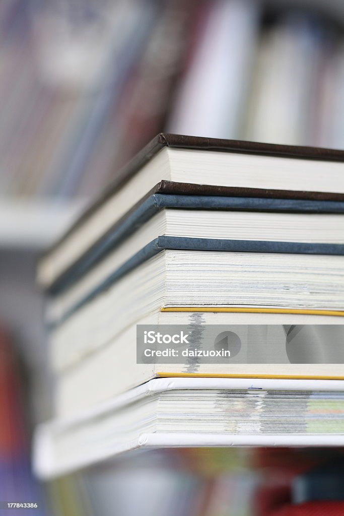 Bücher in der Bibliothek - Lizenzfrei Ausrüstung und Geräte Stock-Foto