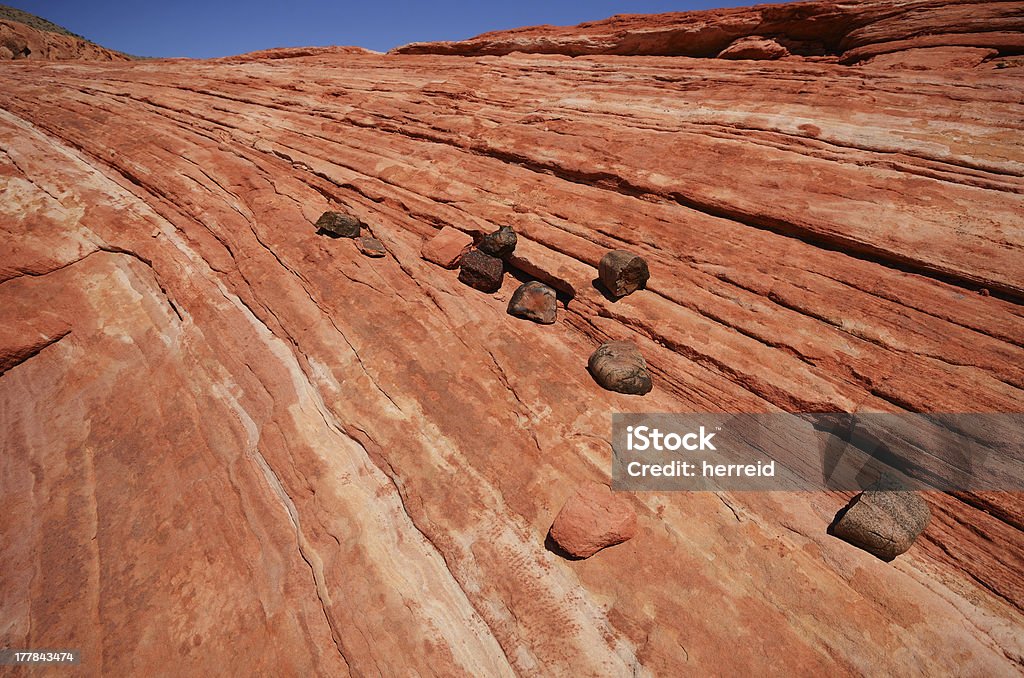 Rocce di arenaria a righe accanto al fuoco onda - Foto stock royalty-free di Ambientazione esterna