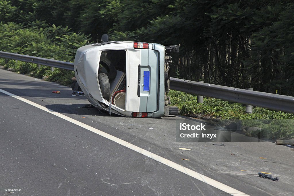 accident de la circulation du véhicule sur la voie - Photo de Accident de la route libre de droits